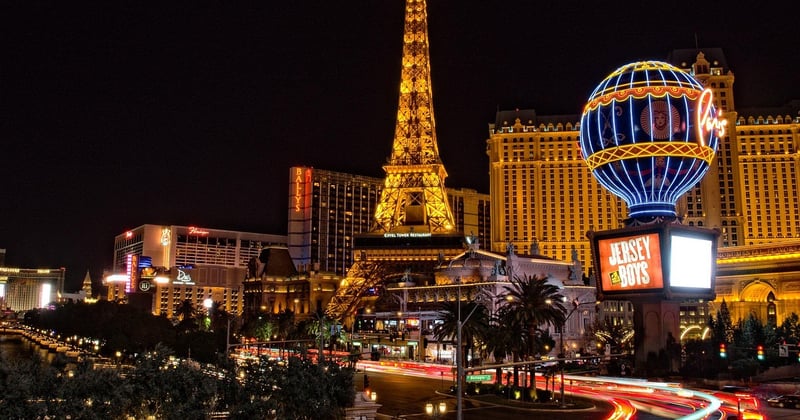 Maquillage longue tenue pour nuits de casino : les astuces qui tiennent jusqu’à l’aube