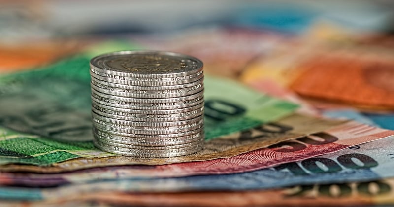 Investir ses gains de jeu immobilier ou bourse : le bon choix pour les faire fructifier